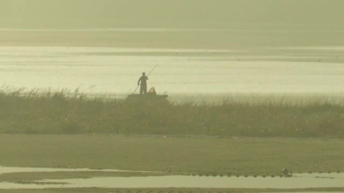 雾濛濛的乌坡湿地清晨