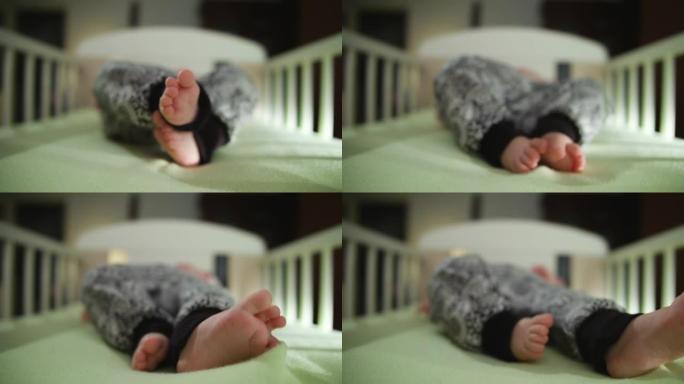 婴儿的脚在床上抖裤子