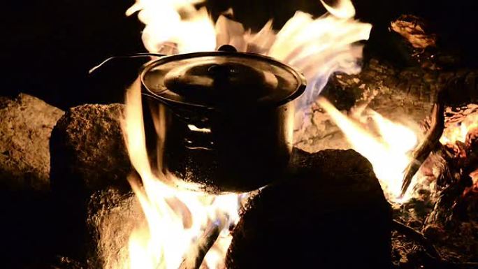 晚上在火上做饭