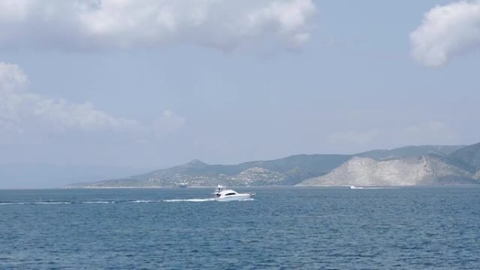 岛屿背景上的船只