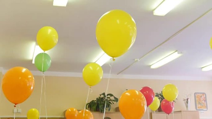 办公室或教室里的彩色气球
