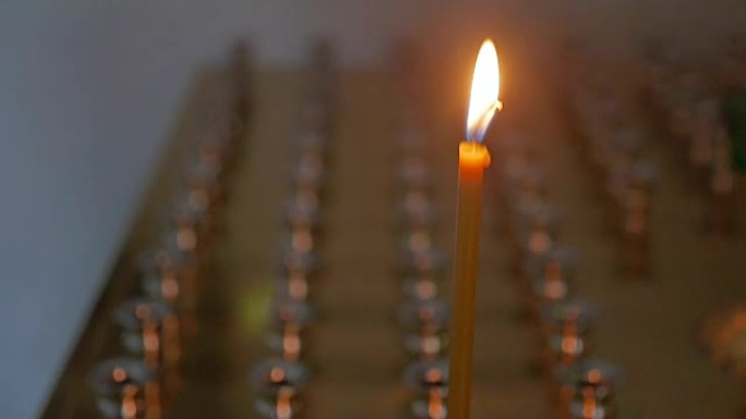 教堂中的蜡烛是黑暗的俄罗斯东正教圣礼慢动作视频