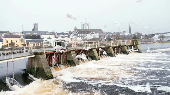 在爱尔兰河上的水力发电厂查看