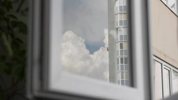 窗户上反映的云的运动
