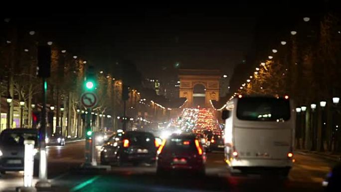 香榭丽舍大街上的夜车大火。巴黎。