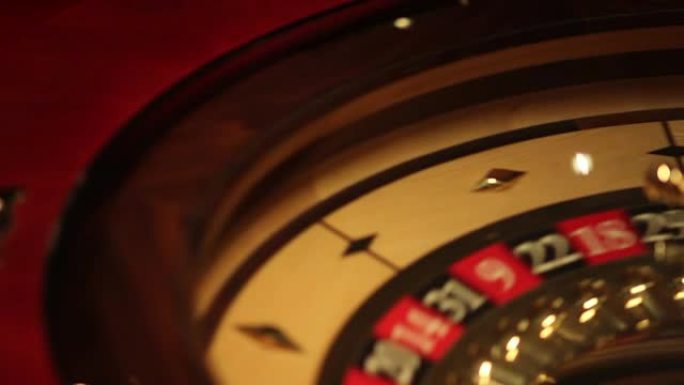 在赌场轮盘赌的录像中，子弹从左向右移动