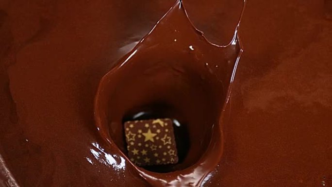 巧克力落入牛奶巧克力，慢动作4K
