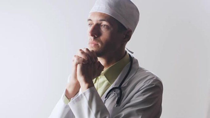 医生向上帝祈祷。医学的无能为力。宗教和医学。