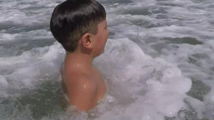 男孩溅在海沫里