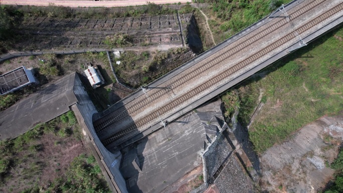 隧道口铁路航拍顶视图1/2