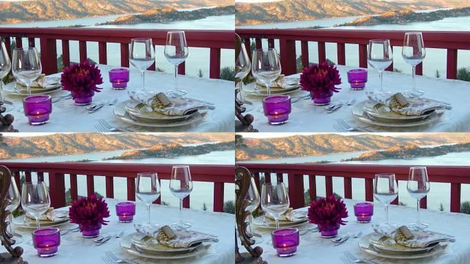 浪漫的双人户外餐桌。