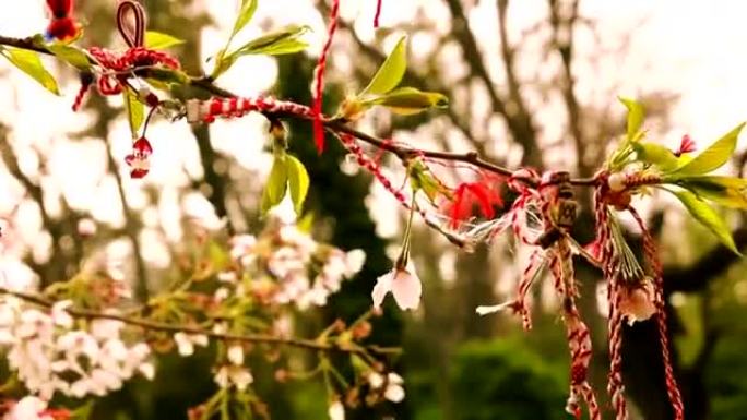 盛开的樱桃树上的传统民间装饰品