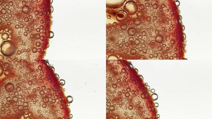 番茄片漂浮在带有气泡的液体中