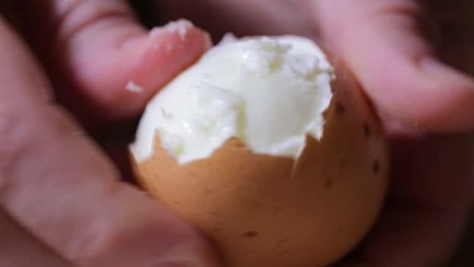 孩子清洗鸡蛋