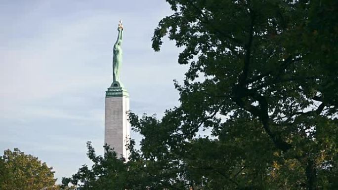 拉脱维亚自由纪念碑。从公园看。