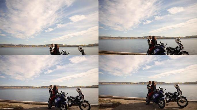 年轻的情侣在摩托车上玩得开心