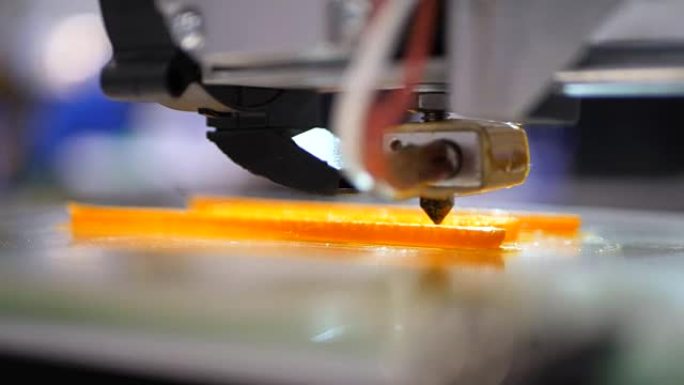 用3D打印机上的塑料丝进行打印。自动三维3d打印机执行产品创建。现代3D打印或增材制造和机器人自动化