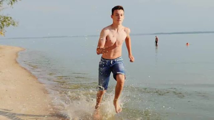 青少年15年在水上沙滩上跑步