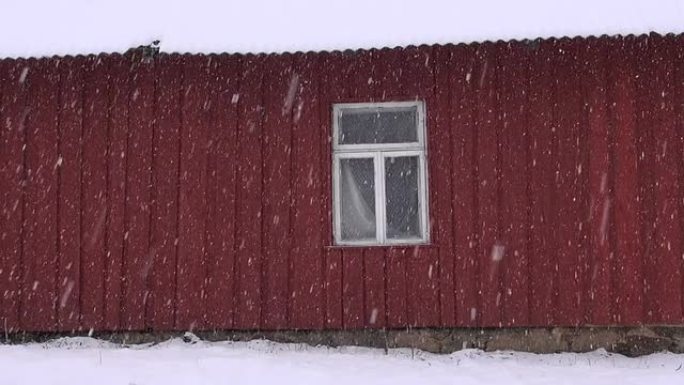 冬季降雪和农舍墙