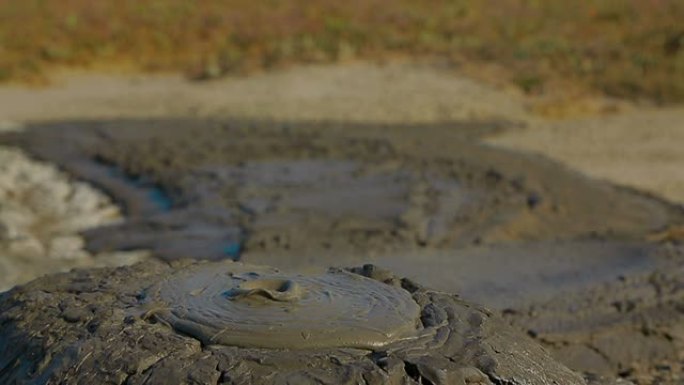 火山泥浆缓慢喷发