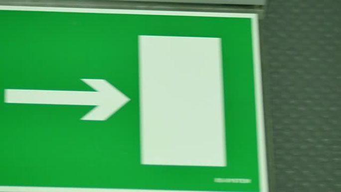 紧急出口标志，镜头从右侧向左侧移动