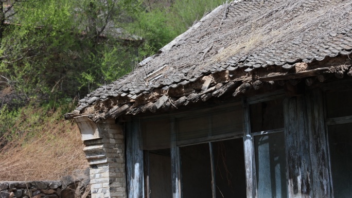 农村破旧  坍塌的房子  年久失修危房