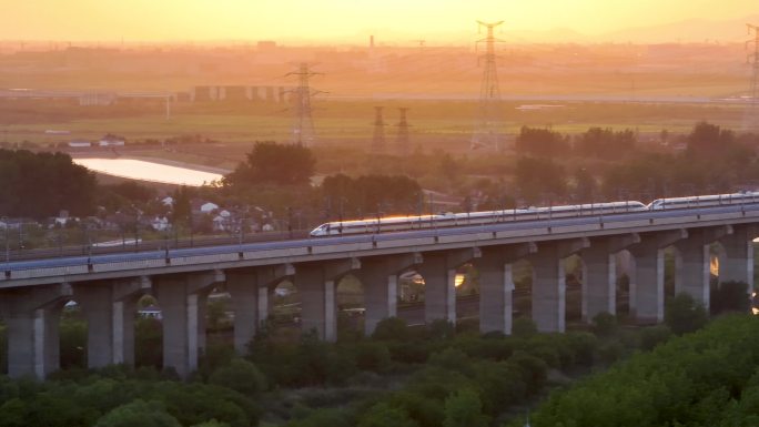 日落夕阳下飞驰的高铁动车