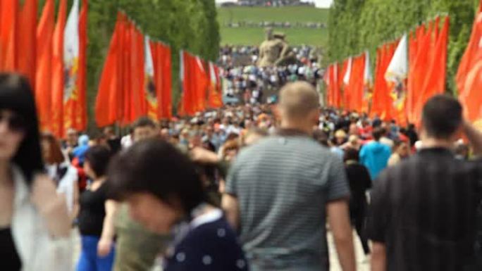 俄罗斯联邦伏尔加格勒-2015年5月09日: 人们聚集在马马耶夫·库尔干。注意力不集中。