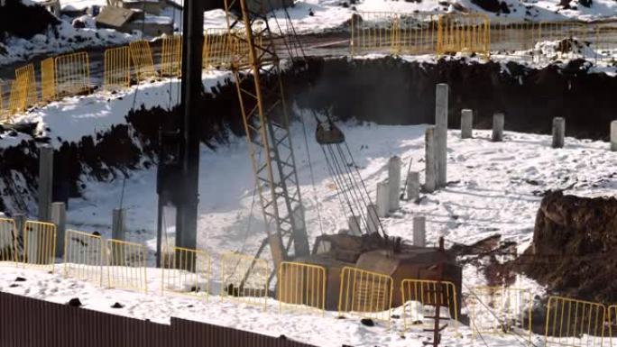 土方工程-将混凝土桩堵塞到地下。锤子的声音。地下的基坑