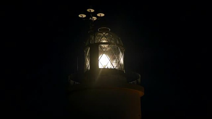 海上灯塔在夜间闪烁和旋转