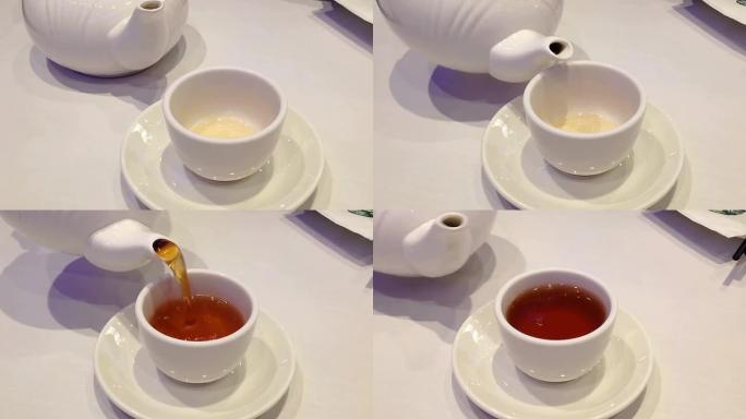 在中餐馆里倒热中国茶