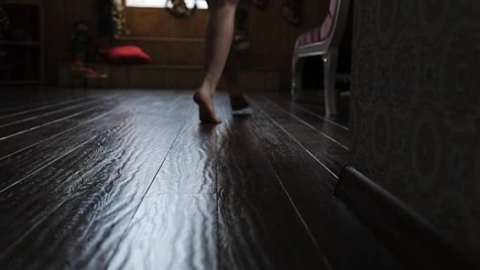 女人赤脚在木地板上tip脚