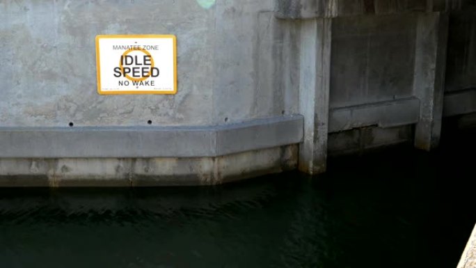 佛罗里达运河上的海牛地带划船标志
