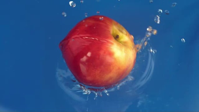 苹果落在湿桌上