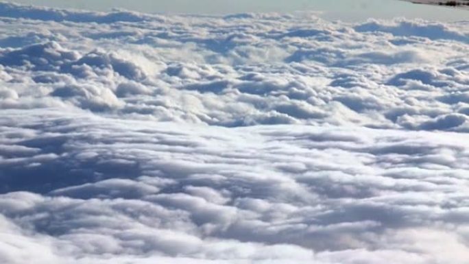 飞过云层。从平面视图看美丽的蓝云