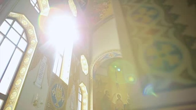 耀斑灯通过窗户进入教堂