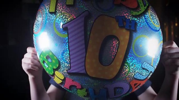 4k派对10岁生日男孩与气球合影