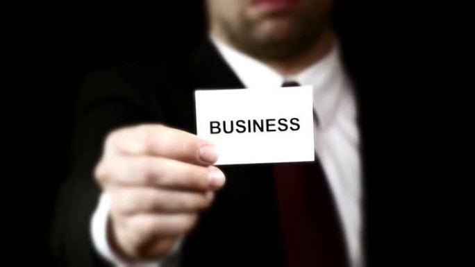 商人出示带有文字的卡片