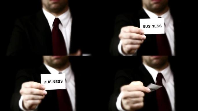 商人出示带有文字的卡片