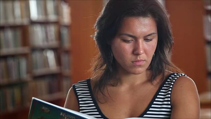 年轻女孩在图书馆看书