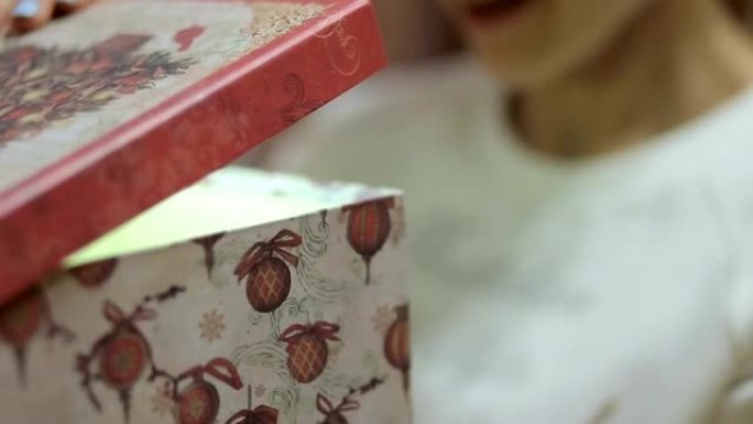 年轻美女少女打开圣诞礼品盒与奇迹。圣诞节和新年树。惊讶快乐的女人得到了魔法礼物。