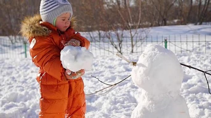 孩子在操场上堆雪人