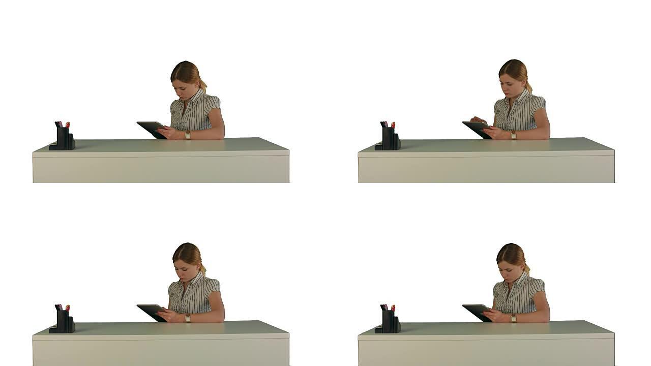 坐在办公室里的女商人在白色背景上使用平板电脑隔离