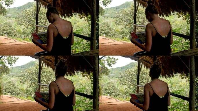 年轻迷人的女人与塞舌尔岛的地图在丛林中享受。