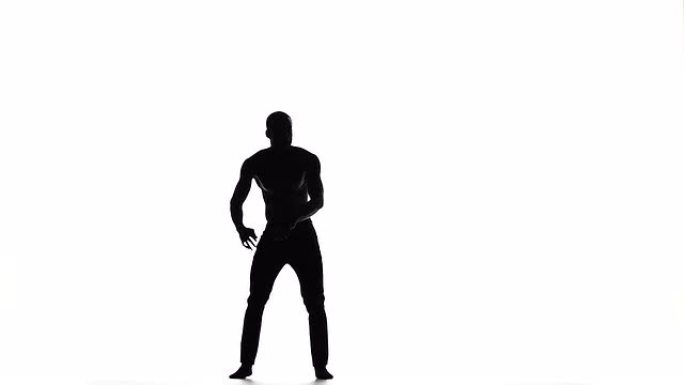 英俊的美国黑人男舞者喜欢在白色的慢动作剪影上跳巨大的社交拉丁舞