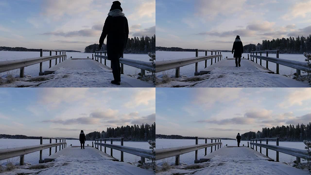 寒假期间在斯堪的纳维亚半岛散步的年轻女子