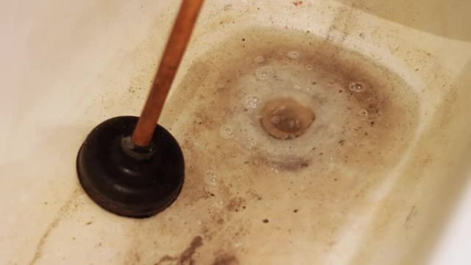 浴室排水堵塞，脏水和污水处理
