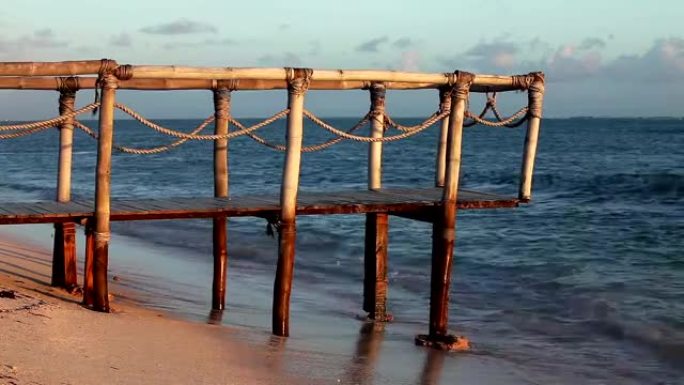 海边海滩上的木桥。