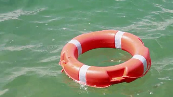 漂浮在水中的安全浮标