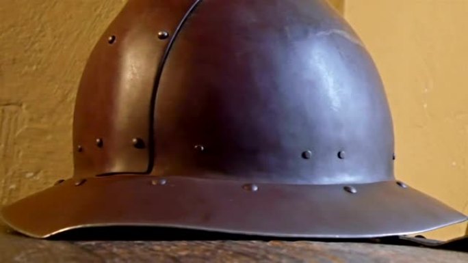 古代战士在战争中使用的棕色金属帽子
